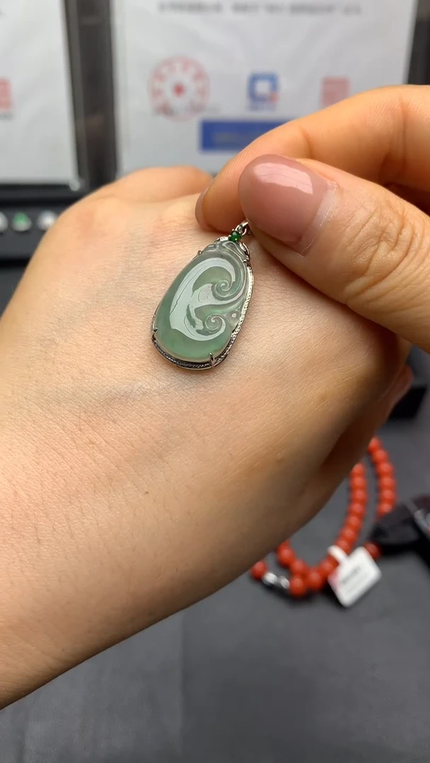 颈饰18K金镶嵌翡翠如意