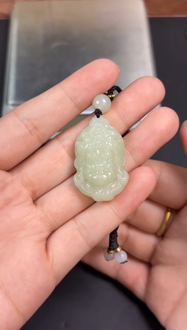 【闪购商品】和田玉吊坠(赠链)未镶嵌且末微色差迪克兰吊坠