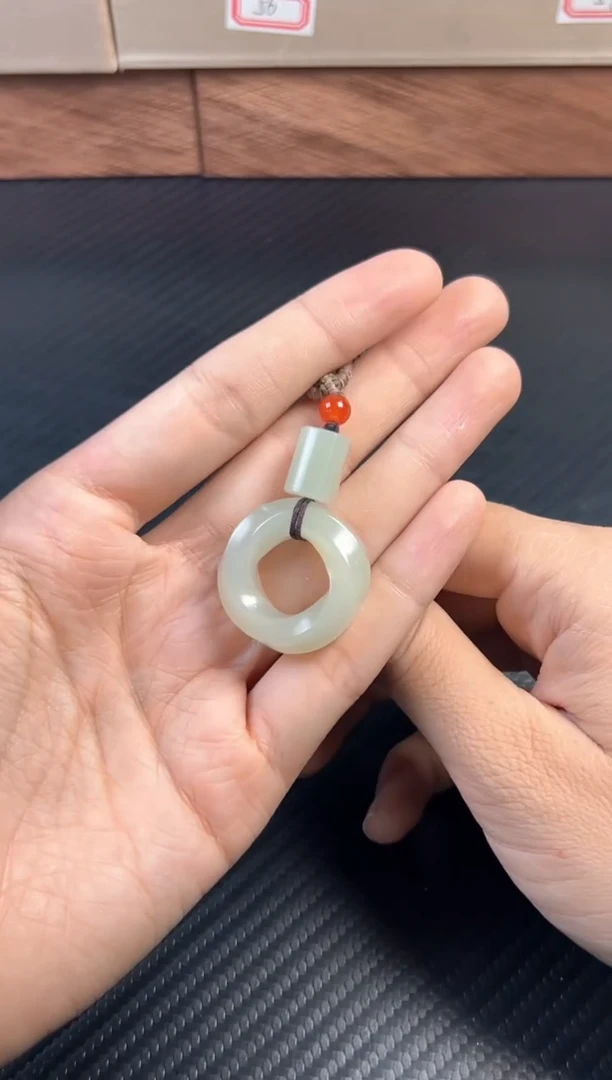 吊坠(赠链)未镶嵌和田玉于田微色差