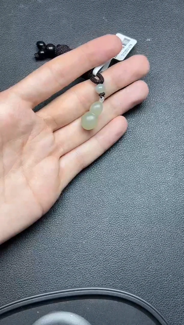 吊坠(赠链)未镶嵌和田玉且末微色差近矿吊坠