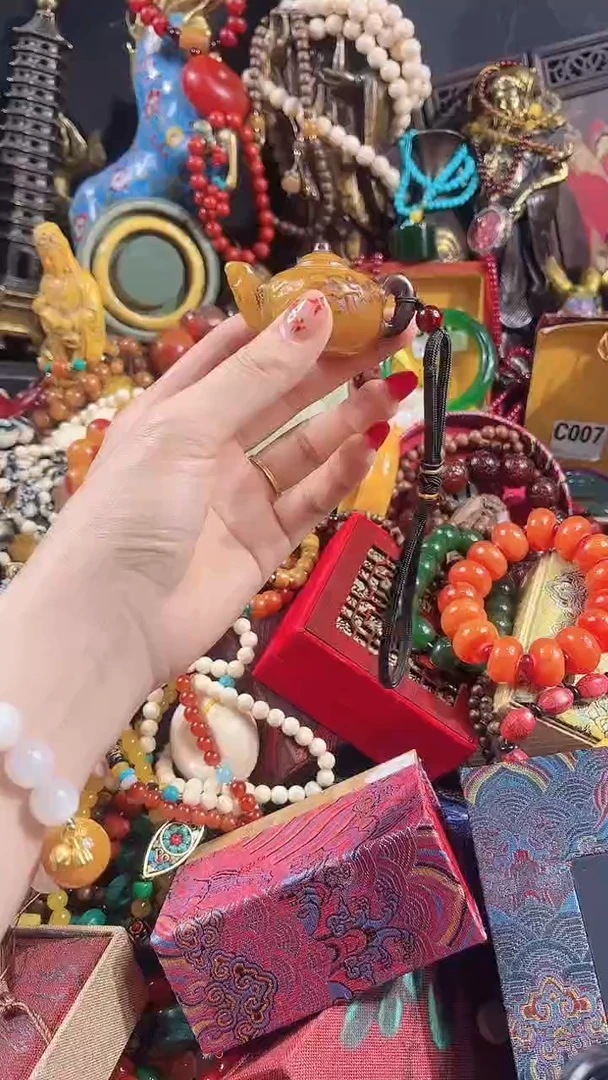 【闪购商品】蜜蜡颈饰未镶嵌【闪购商品】蜜蜡把把壶把件39