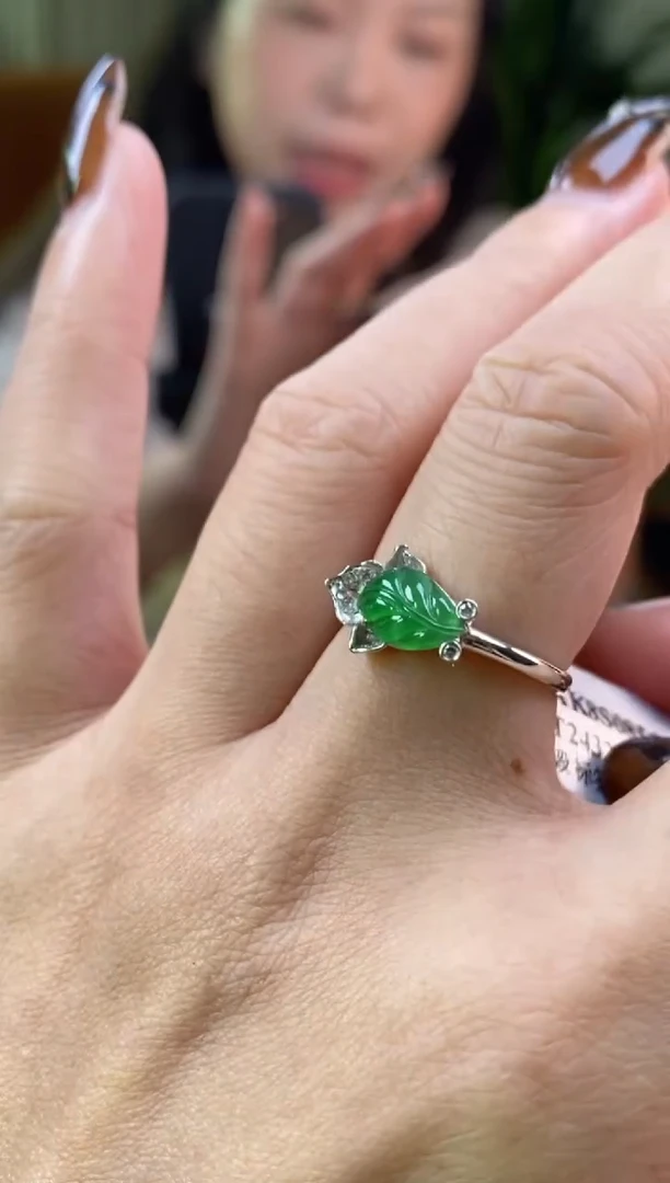 颈饰18K金镶嵌翡翠12370