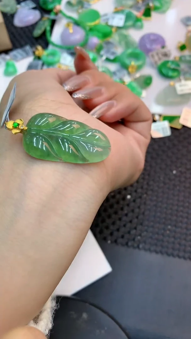 颈饰18K金镶嵌翡翠1