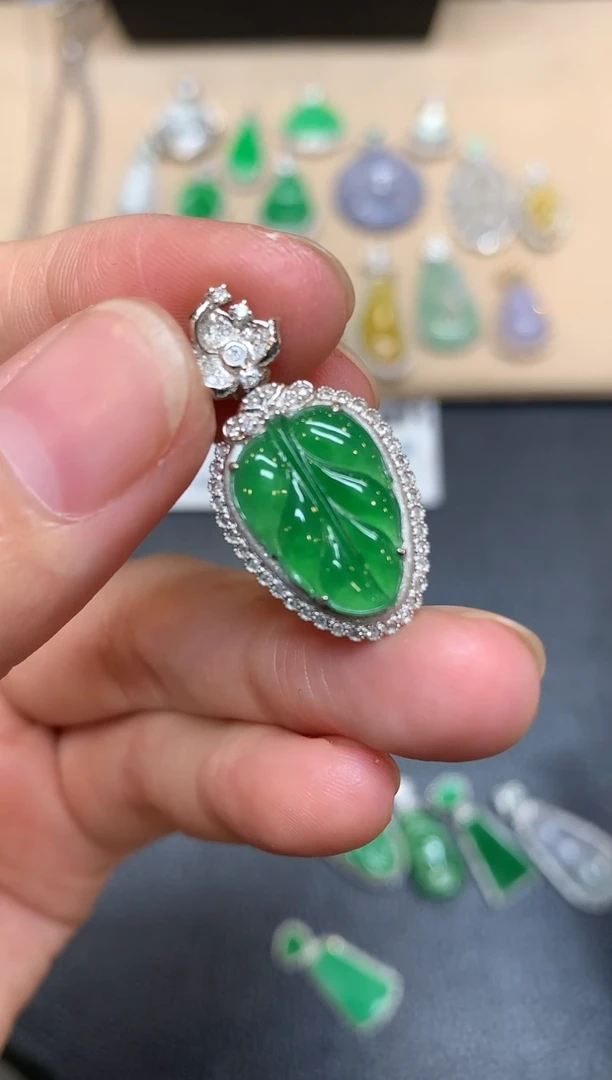 颈饰18K金镶嵌翡翠树叶【无服务费