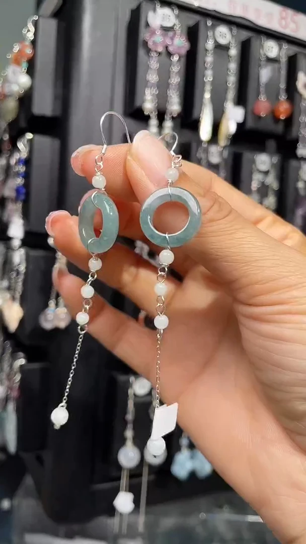 未镶嵌翡翠耳饰陆**? 陆桉琪