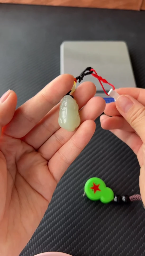 【闪购商品】和田玉吊坠(赠链)未镶嵌且末微色差近矿貔貅