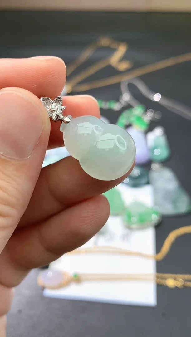 翡翠18K金镶嵌颈饰葫芦