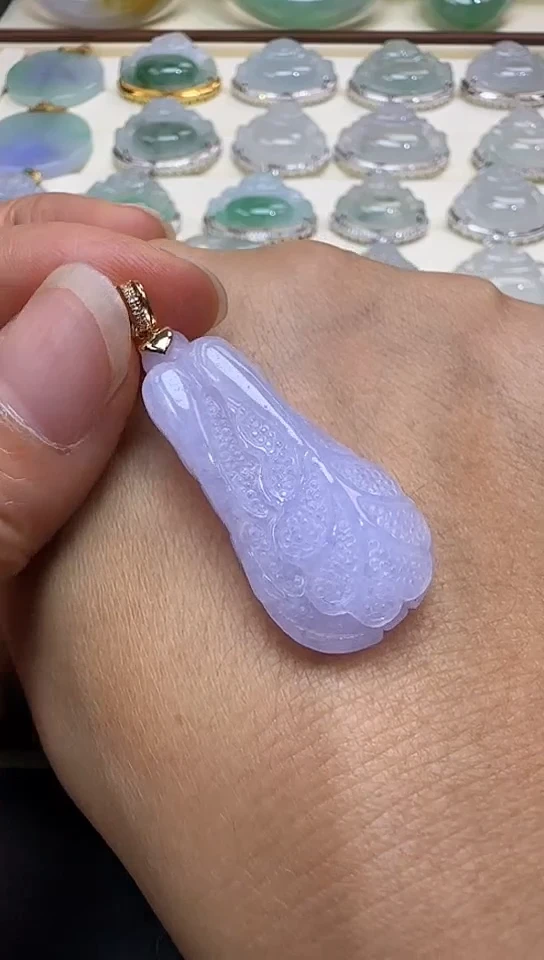 颈饰18K金镶嵌翡翠白菜