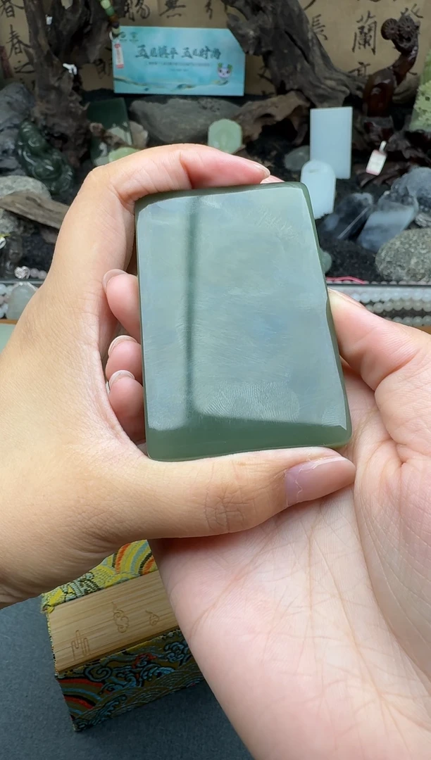 和田玉未镶嵌颈饰婷婷