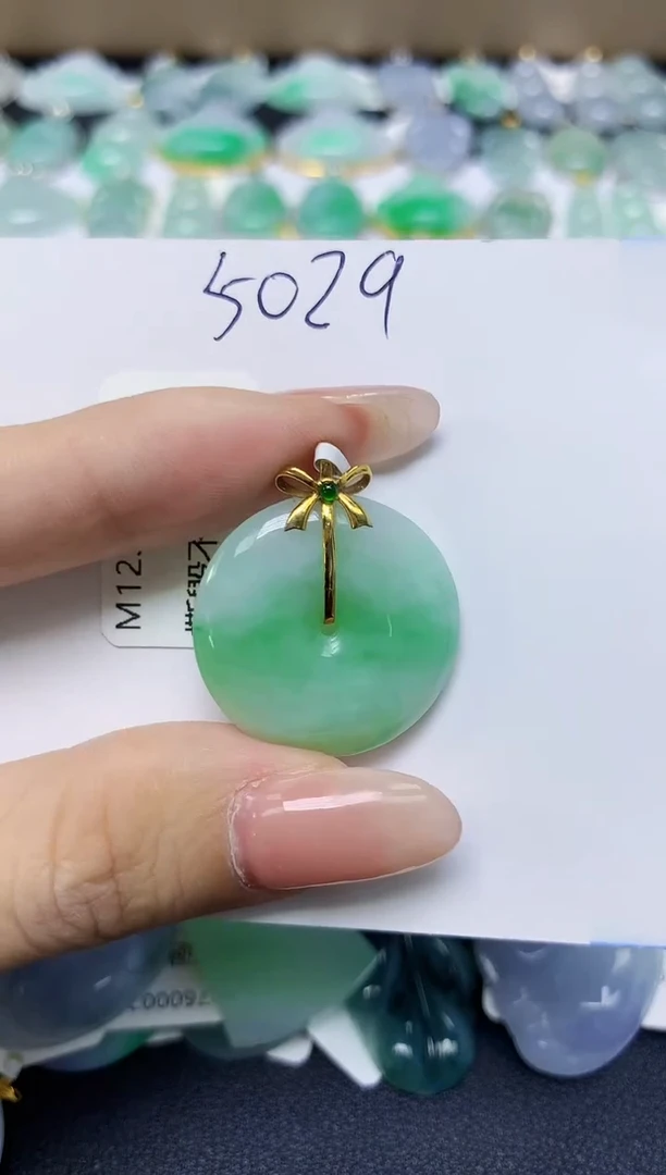 翡翠18K金镶嵌颈饰天然缅甸翡翠A货