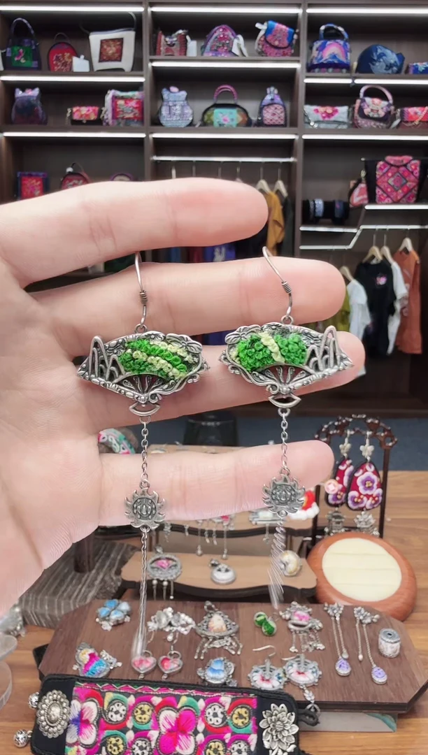 织绣90蒙阿苏苗绣传承店