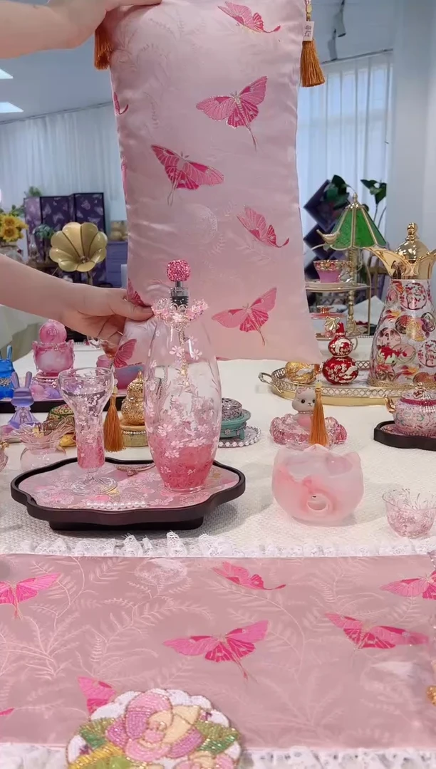 粉底蝴蝶抱枕 如图----