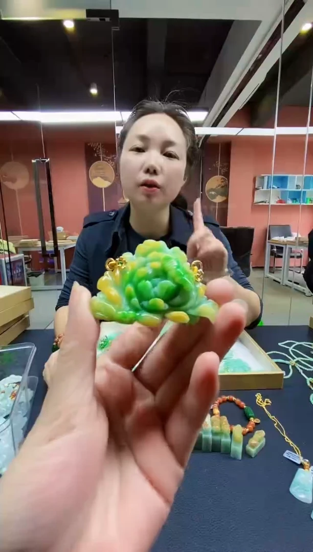 颈饰未镶嵌翡翠吊坠