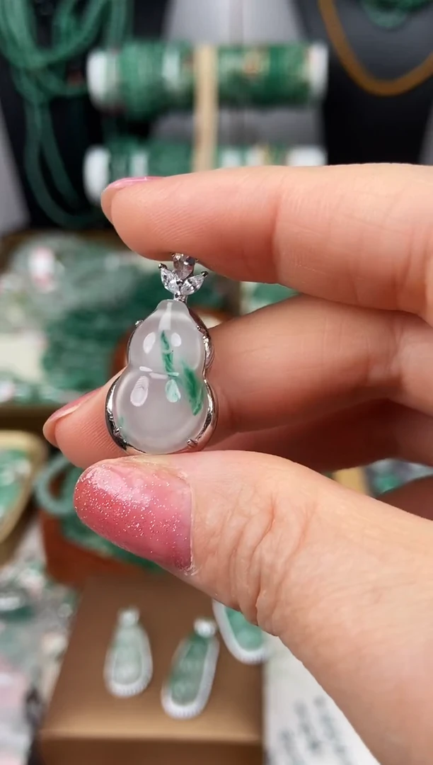 颈饰未镶嵌石英质玉（非洲翠）新*葫芦挂坠