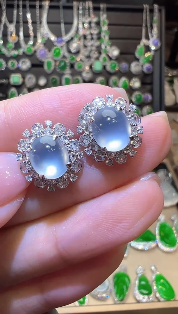 18K金镶嵌翡翠耳饰蛋面