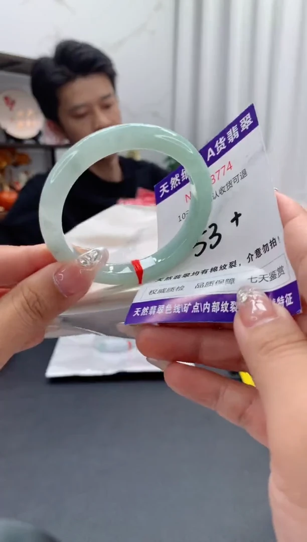 未镶嵌手镯翡翠有纹，完美者勿拍