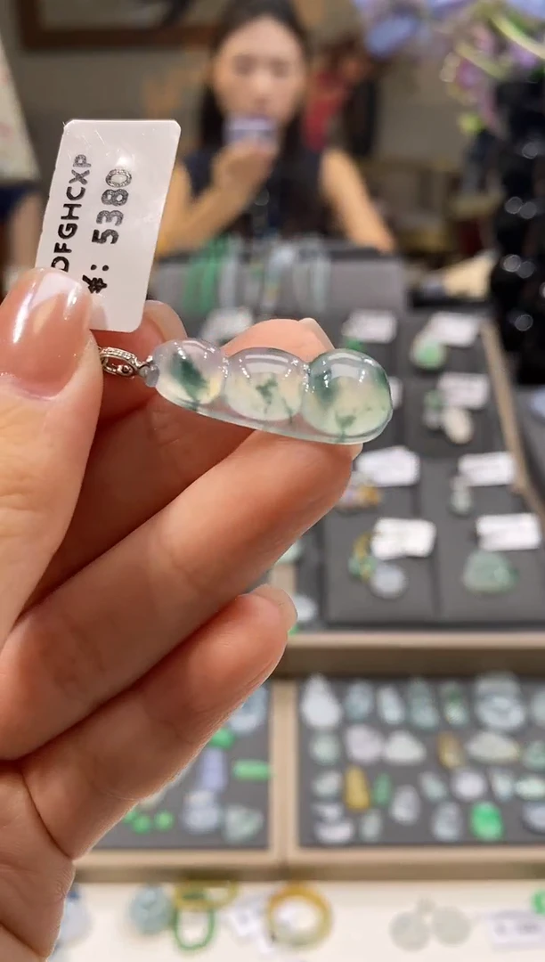 颈饰18K金镶嵌翡翠豆子