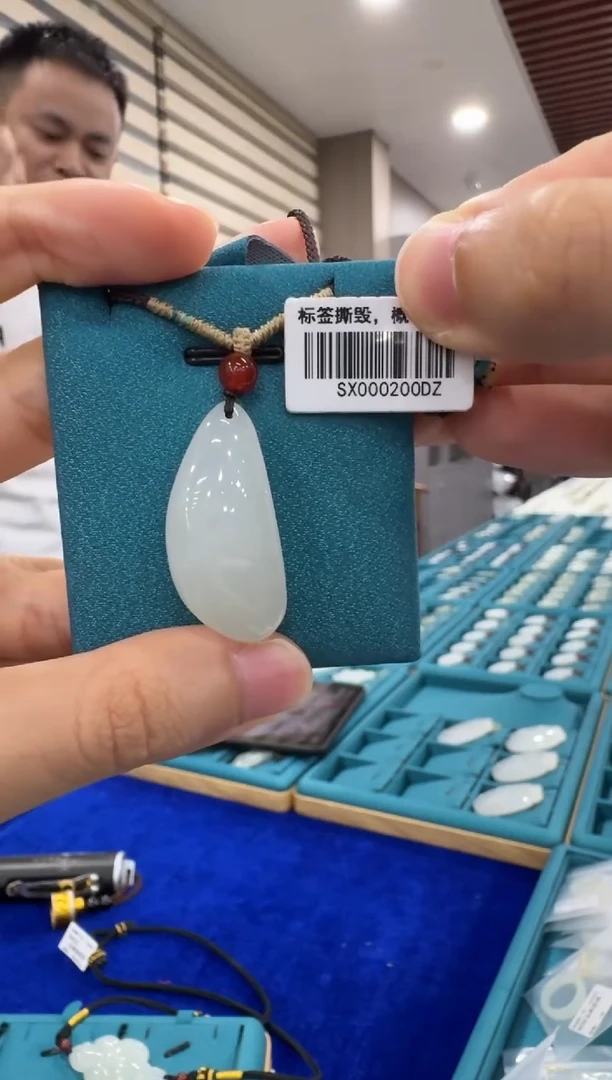 颈饰未镶嵌和田玉随形水滴配绳