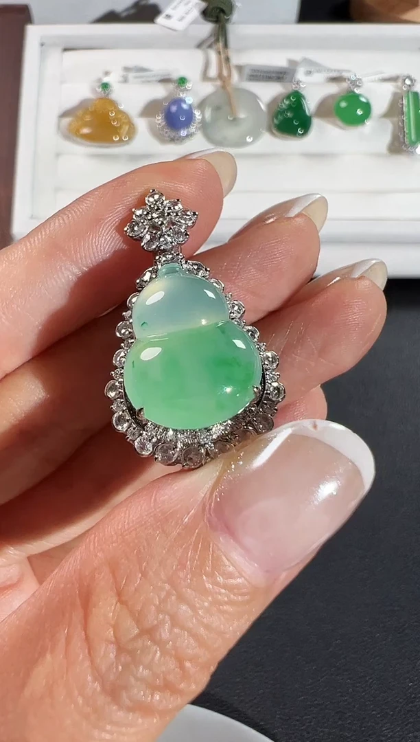 颈饰18K金镶嵌翡翠序号146