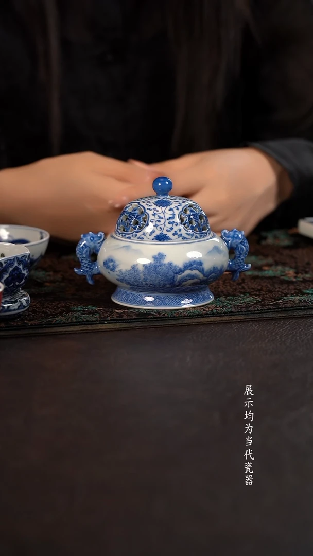 聚澜堂雕刻缠枝莲山水福鱼香炉