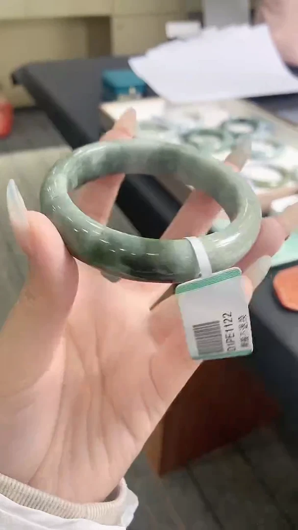 颈饰未镶嵌翡翠手镯