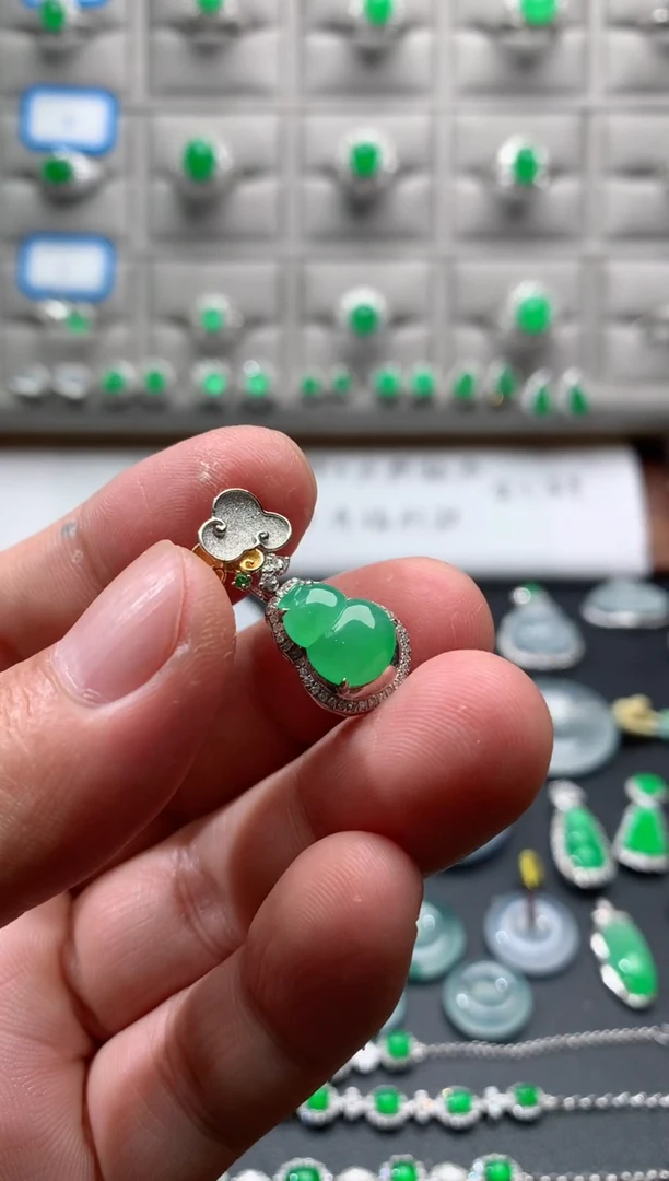 颈饰18K金镶嵌翡翠18K翡翠