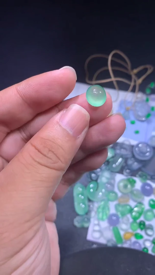 颈饰未镶嵌翡翠蛋面