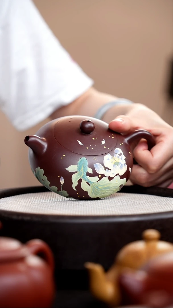 茶壶紫砂紫脂泥半月泥绘金鱼绿