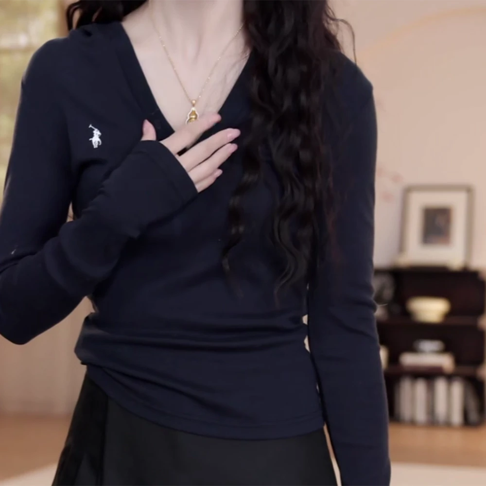 春季上新独特小众小马标连帽V领长袖修身显瘦百搭T恤上衣女
