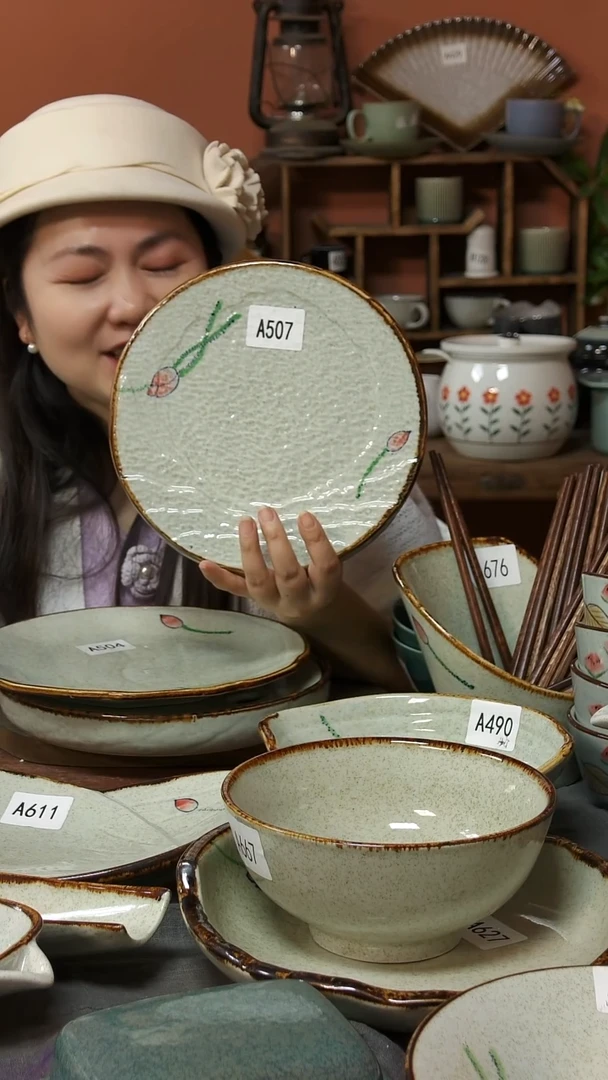 陶瓷A507 一只陶瓷手绘浮雕荷花平板圆盘可能微瑕23*2