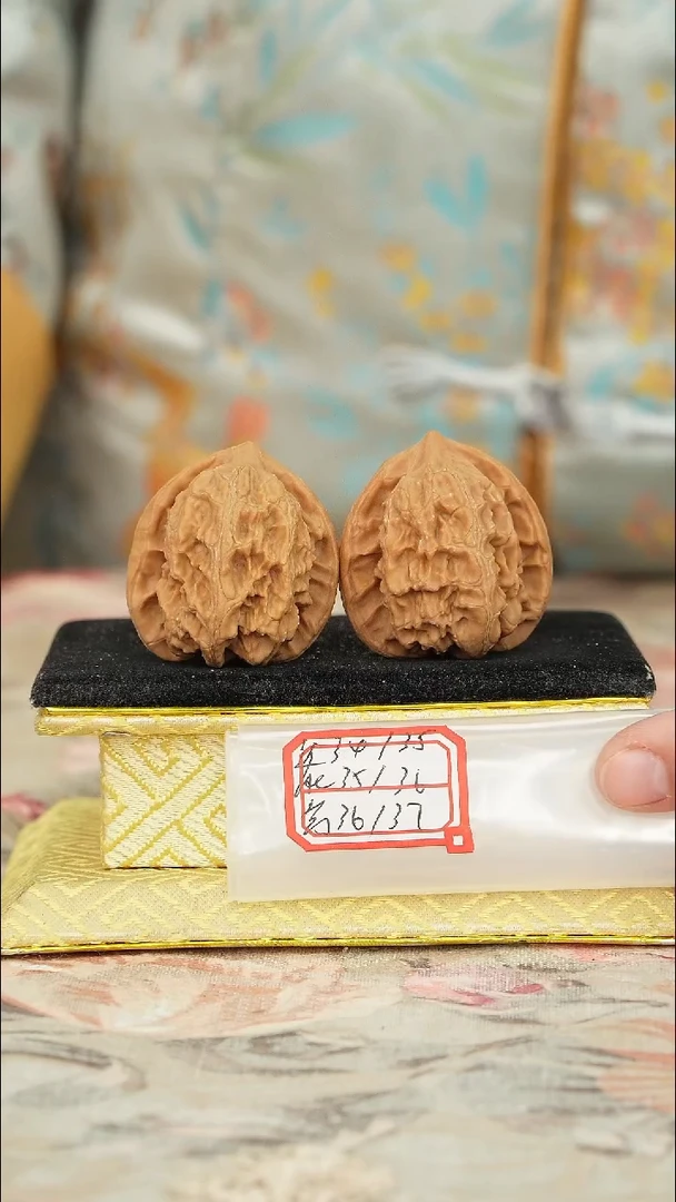 【闪购商品】文玩核桃把件梨木台