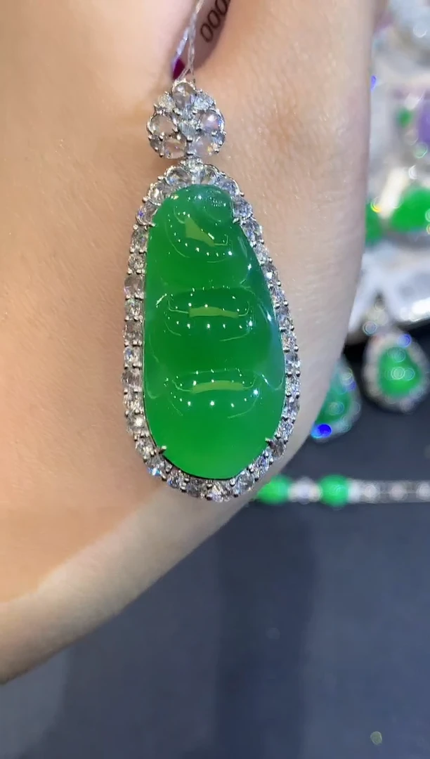 吊坠(不含链)18K金镶嵌翡翠亚*?YS多样性发其一