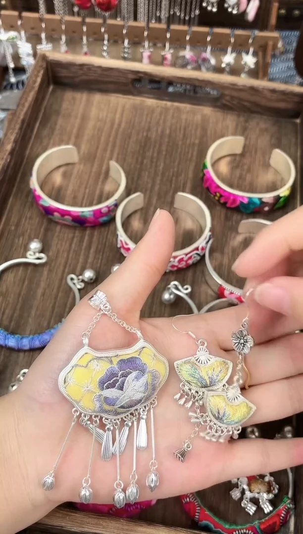 织绣民族风非遗老绣饰品440