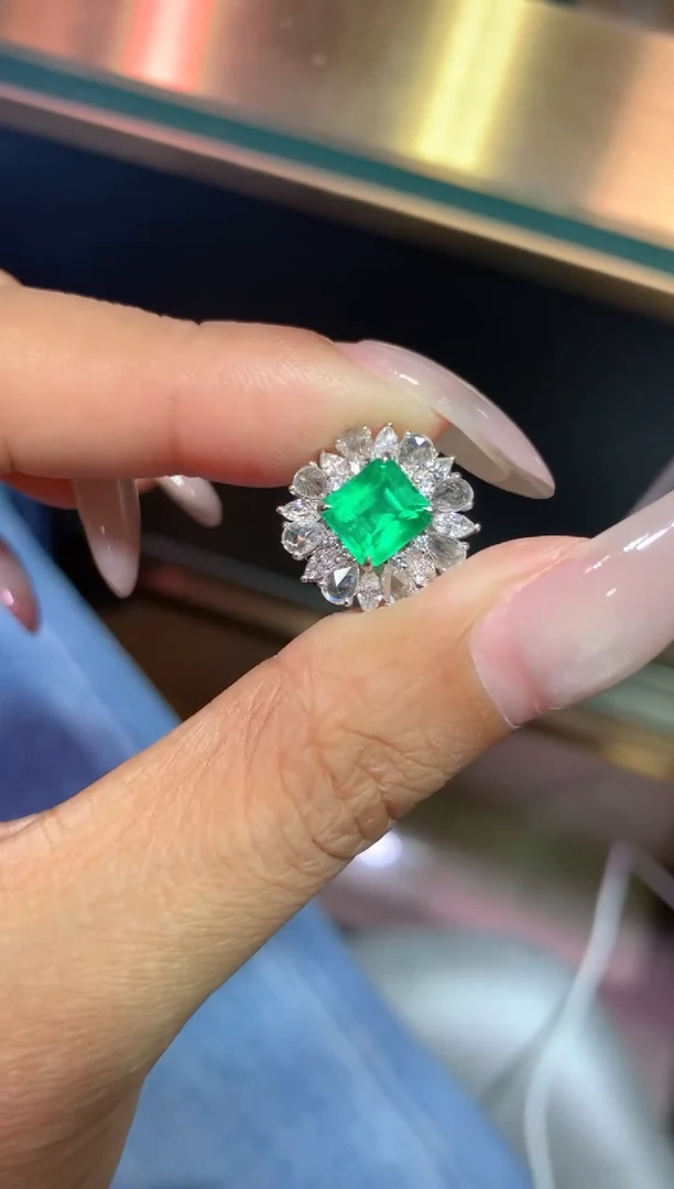 祖母绿戒指18K金镶嵌1.3ct