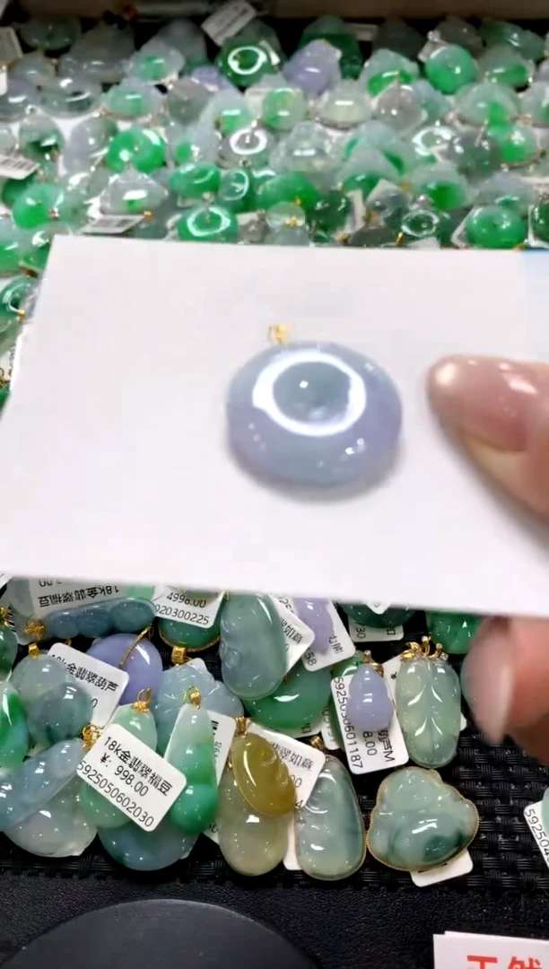 翡翠18K金镶嵌颈饰1111111111111111