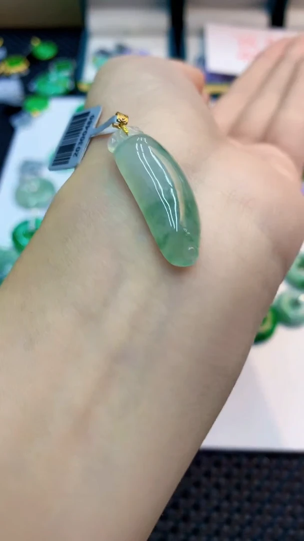 翡翠18K金镶嵌颈饰             1