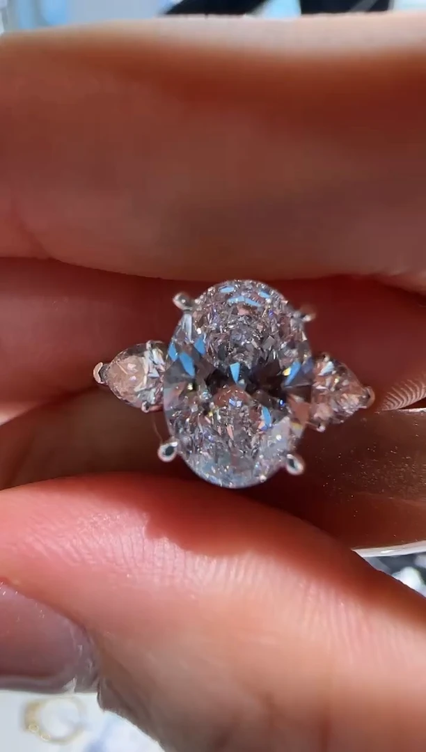 【闪购商品】实验室培育钻石18K金镶嵌椭圆三石2ct12圈