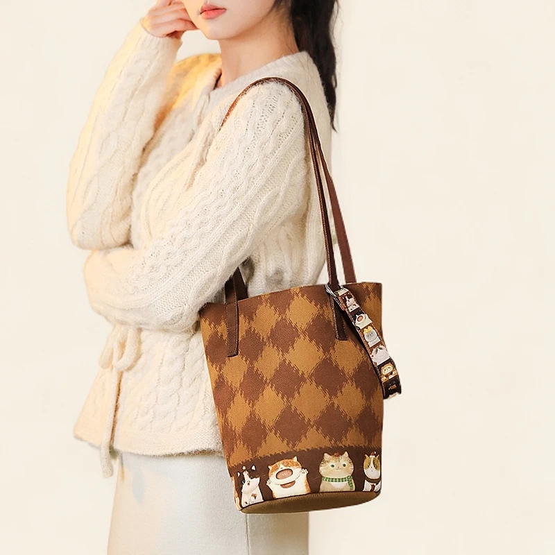 艺术鸭2025新款春夏格纹猫猫细肩带水桶包单肩包可爱帆布包女AI