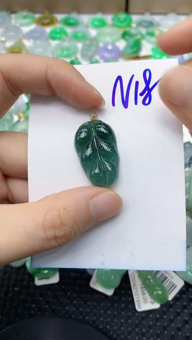 翡翠18K金镶嵌颈饰111111111