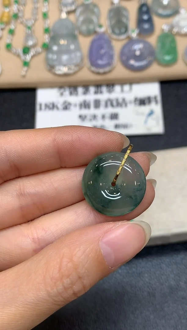 颈饰18K金镶嵌翡翠平安扣【无服务费