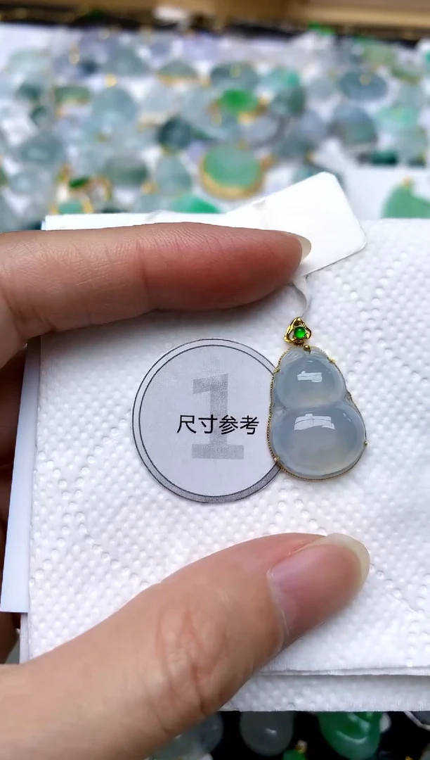 颈饰18K金镶嵌翡翠天然A货翡翠