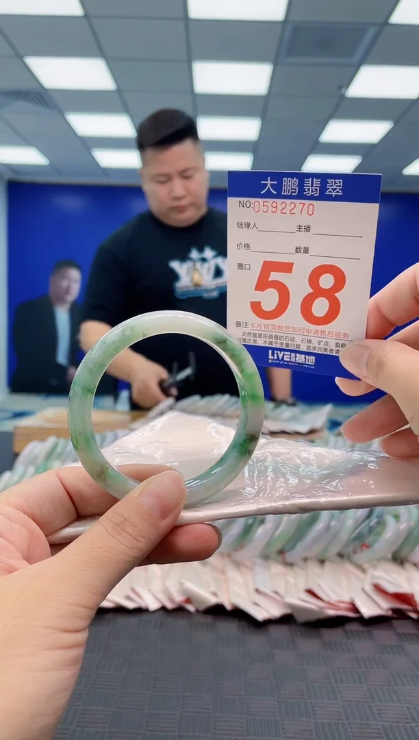 翡翠手镯未镶嵌0482825796