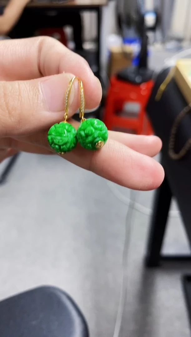 颈饰未镶嵌翡翠耳坠
