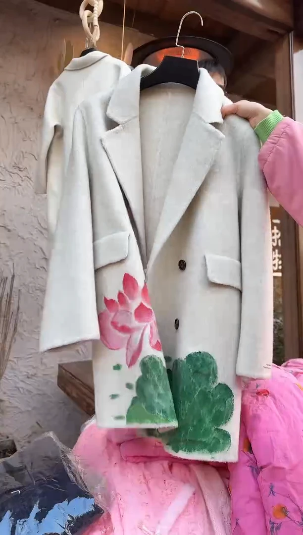 白色长款手绘毛呢