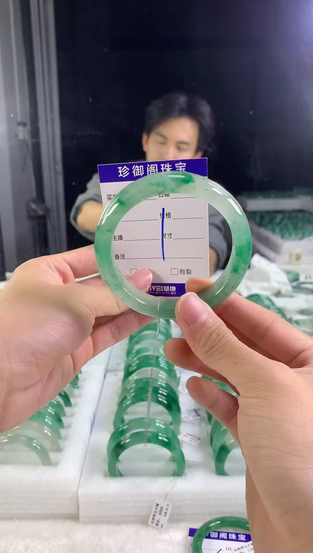 未镶嵌手镯石英质玉（非洲翠）月****吃1