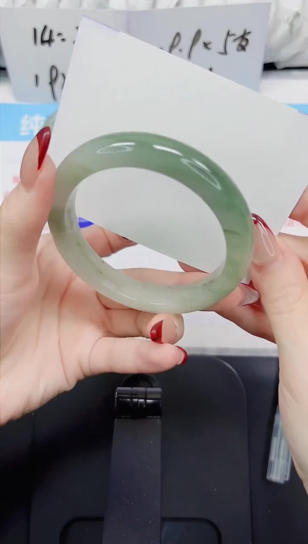 【闪购商品】石英质玉手镯未镶嵌52