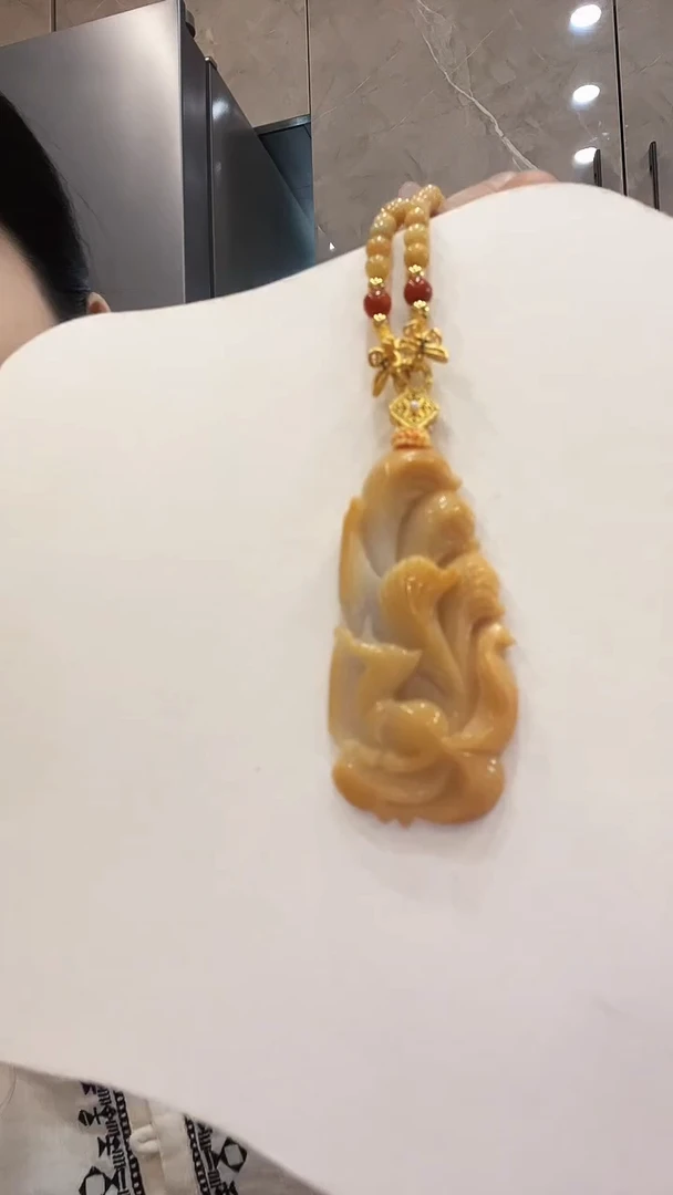 翡翠未镶嵌颈饰九尾狐