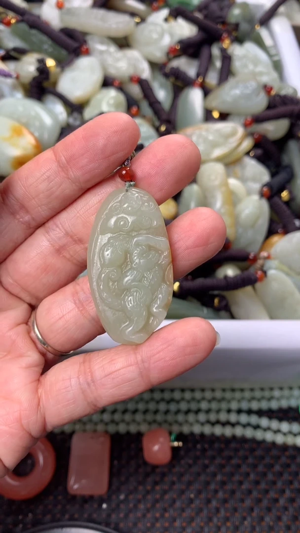 【闪购商品】和田玉颈饰未镶嵌多样性发货没有证书.拍一发一，有瑕