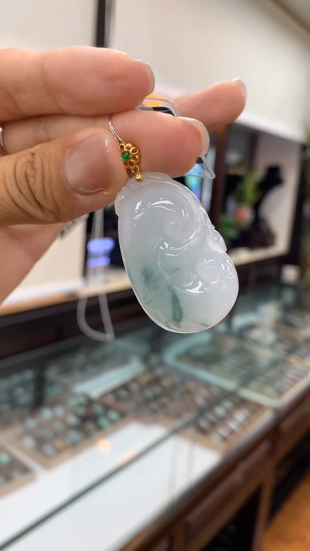 翡翠18K金镶嵌颈饰如意