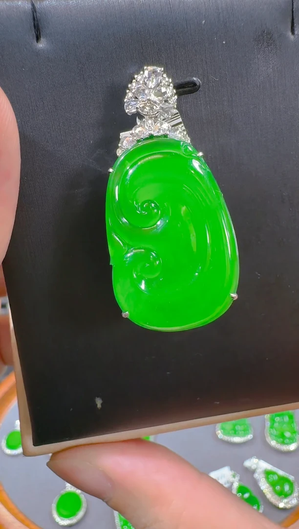 翡翠18K金镶嵌吊坠(赠链)天然A货翡翠